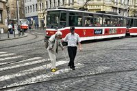 Obrovské lidské gesto: Řidič tramvaje zastavil, zablokoval provoz, aby pomohl stařence přejít