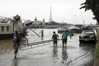 Hladina Seiny hrozivě stoupá: Řeka zatopila první byty, Louvre odvezl cenná díla