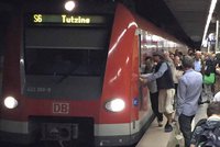 Porucha vedení zastavila vlak: Cestující ho dotlačili do stanice sami