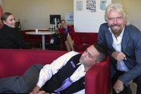 Noční můra každého zaměstnance: Miliardář Branson načapal svého podřízeného při šlofíku