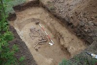 Muž z Brněnska pohřbíval psa: Našel hrob ženy z doby kamenné! Ukrýval poklad