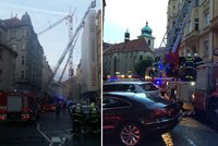 Sedm hasičských jednotek hasilo požár v centru Prahy: Opravovanému domu chytla střecha