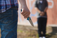Školák (10) vrazil spolužákovi (12) nůž do břicha: Prý ho vydíral