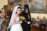 Rocker Aleš Brichta si vzal o 23 let mladší Polku! Trapas po svatebním polibku!