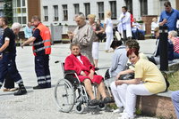 V IKEMu byla nahlášena bomba: Policie evakuovala z nemocnice 500 až 1000 lidí, prohlíží také hlavák