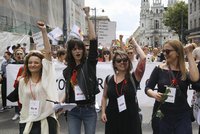 Tisíce žen protestovaly kvůli potratům. Polsko je plánuje zakázat