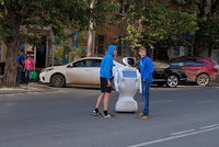 Robot s umělou inteligencí utekl z továrny a ohrožoval lidi na ulici