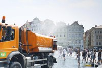 Praha je rozpálenější než loni: Kropící vozy letos vyjely už 22krát