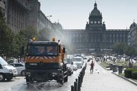 Sluníčko rozpálilo Prahu: Do ulic vyjely kropicí vozy