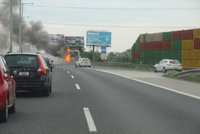 Na dálnici D11 u Prahy i na okruhu hořela auta. Provoz byl na obou místech omezen