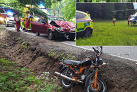 Motorkář na Jihlavsku téměř rozpůlil auto: Přežil jen zázrakem