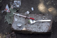 Drogy užívá 250 milionů lidí, tvrdí OSN. Umírají po statisících