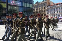 Vojáci na „Václaváku“ předvedli show: Dokonce stříleli z pušek