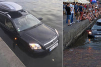 U pražské náplavky zakotvilo nechtěně auto! Lidé se ho pokusili vylovit