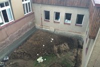 Na dvorku školy našli lidské ostatky. Muž zemřel před více než 20 lety