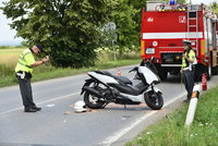 Motorkář se u Nehvizd srazil s dodávkou, utrpěl vážná poranění páteře