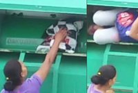Slovenky vykrádaly kontejnery s oblečením pro charitu, nachytali je přímo při činu