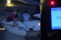 Kapitán brázdil Vltavu opilý a bez papírů: Strážníci si na něj počkali na břehu