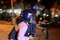 Teror, rukojmí a střelba: Policie vtrhla do přepadené jídelny v Dháce