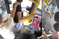 Pokus o únos syna před zrakem matky: Muž chtěl odtáhnout 4letého chlapce v autobuse MHD!