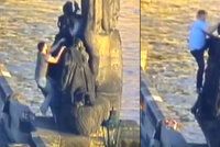 VIDEO: Skupina cizinců lezla po soše na Karlově mostě. Každý zaplatil dva tisíce