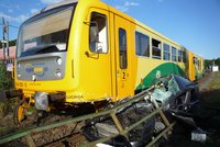 Vlak u Turnova »sešrotoval« osobní auto: Řidička i spolujezdec jako zázrakem přežili