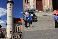 Muž (†29) vylezl na věž kostela v Domažlicích a skočil na náměstí plné lidí