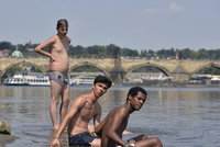 Kvalitu vody ve Vltavě nejde změřit, protože teče. Smíme se v ní koupat?