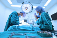 Chirurg zapomněl v pacientovi jehlu! Muž umíral v ukrutných bolestech