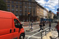Konec pohodlného přecházení: Tlačítka na pražských semaforech se budou muset opět mačkat
