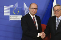 Sobotka vmetl šéfovi Evropské komise Junckerovi: Kvóty na migranty odmítáme