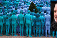 Modrá je dobrá! Moře těl kontroverzního fotografa zaplavilo ulice New Yorku