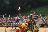 Dřevce, koně a brnění: O víkendu se ve Střešovicích utkají rytíři, dojde i na ponožkovou bitvu