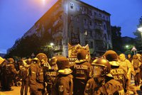 Kameny, dělobuchy a lahve: Po střetu se squatery zůstalo 123 zraněných policistů