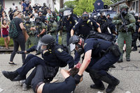 Stovky zadržených, rozlícený dav: Protesty v USA proti policii neustávají