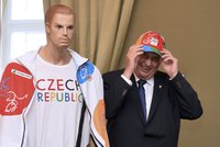 Hlava státu s olympijským kšiltem: Zeman dostal šperky a vzpomínal na Zátopka