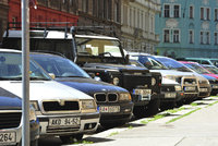 Řidiči v Praze 4 si vyřizují parkovací oprávnění: Kde jsou nejmenší fronty?