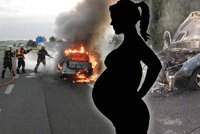 Cestou do porodnice rodině zachvátily auto plameny: Celá rodina skončila v nemocnici