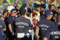 Maďarská policie tluče migranty? Bijí nás pěstmi i obušky, stěžuje si uprchlík