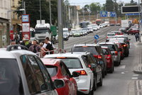 Praha 6 vyhlašuje stav dopravní nouze. Zavedou se „světelné závory“ na hlavních přivaděčích