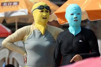 Scéna jako z hororu: Zakuklené ženy dobyly čínské pláže, proč se takto oblékají?