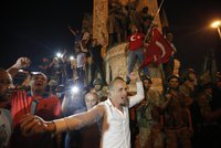 Převrat v Turecku ONLINE: Vojáci střílí do lidí, tanky oblíčily parlament
