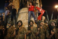 Turečtí vojáci v Řecku se bojí popravy. Vydáme je rychle, ujistil Tsipras