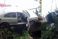 Auto zůstalo po nehodě viset nad potokem: Vyprostit ho musel jeřáb