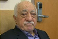 Erdogan se nevzdává: Na duchovního Gülena vydal zatykač, znovu žádá vydání