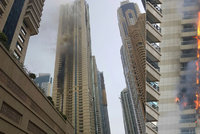 Mrakodrap se proměnil v ohnivé peklo: Hoří většina budovy, hašení komplikuje silný vítr