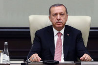 Turecké čistky pokračují: Erdogan zavírá soukromé školy i špitály