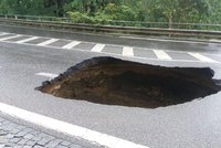 Prahu opět zasáhly přívalové deště: Ve Vysočanské ulici se propadla vozovka, kráter má 4 metry