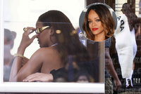 Rihanna jela Prahou oblečená za milion: »Fusky« na podpatku, šál z jehňátek, zlaté brýle i rolexky