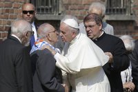 Papež v Osvětimi: Políbil přeživší a poslouchal židovskou modlitbu
